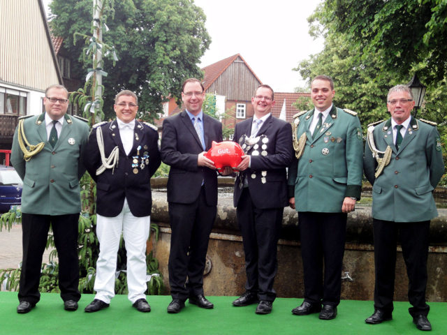 Das Foto zeigt (vl) Thorsten Hölting, Paul Elsing, Alexander Böker, Jungschützenkönig Johannes Gröne, Mathias Schmidt, Hans-Jürgen Krause