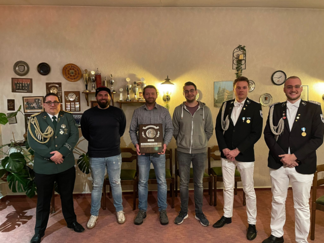 Das Foto zeigt (von links): Paul Elsing jun. (Oberst der Altschützen); Matthias Föckel (Hofstaat 2019/2020 und amtierender Jungschützenkönig); Dominik Wichmann (Angelsportverein); Jan Hachmeier (Jungschützen); Mario Schoppmeier (Schießmeister) und Tobias Schwarze (Oberst der Jungschützen).