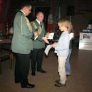 Timo und Nina Bäckeralf waren mit 23 bzw. 24 Ring an diesem Tag nicht zu schlagen und sind unser Kinderkönigspaar 2009. Hier die Überreichung der Urkunden.