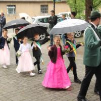 Mit Spaß dabei: Auch das Kinderschützen-Königspaar aus Hohehaus marschierte beim großen Umzug mit