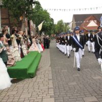 Große Parade: Die Jungschützen der Schützenbruderschaft St. Peter und Paul Vörden sowie alle Schützen der Stadt Marienmünster grüßen die Königspaare, die am Kump Aufstellung genommen haben, im Vorbeimarsch
