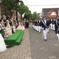 Große Parade: Die Jungschützen der Schützenbruderschaft St. Peter und Paul Vörden sowie alle Schützen der Stadt Marienmünster grüßen die Königspaare, die am Kump Aufstellung genommen haben, im Vorbeimarsch