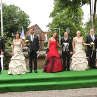 Gut gelaunt: Das amtierende Königspaar Diana und Bernd Lange mit dem Hofstaat (v.l.) Annett Krause und Christof Teiting, Sonja und Martin Hagelüken, Lena Deike und Robert Heidgen sowie Tatjana Högele und Markus Potthast präsentieren sich